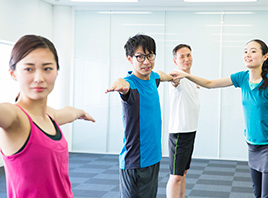 複数人の生徒を指導するヨガインストラクター